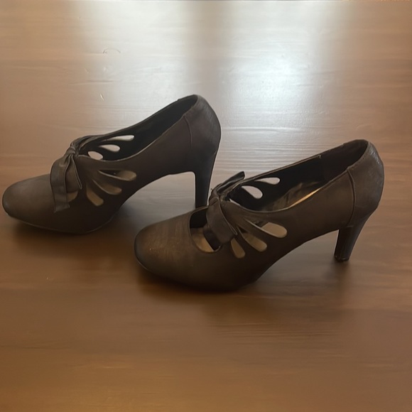 Ann Marino Pumps, Size 9M, 3.5”H heels, in very good used condition. - Picture 5 of 7